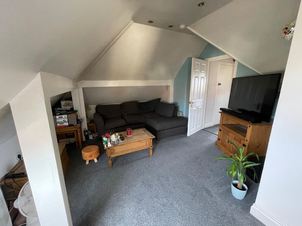 Lot: 144 - TOP FLOOR FLAT FOR INVESTMENT - 